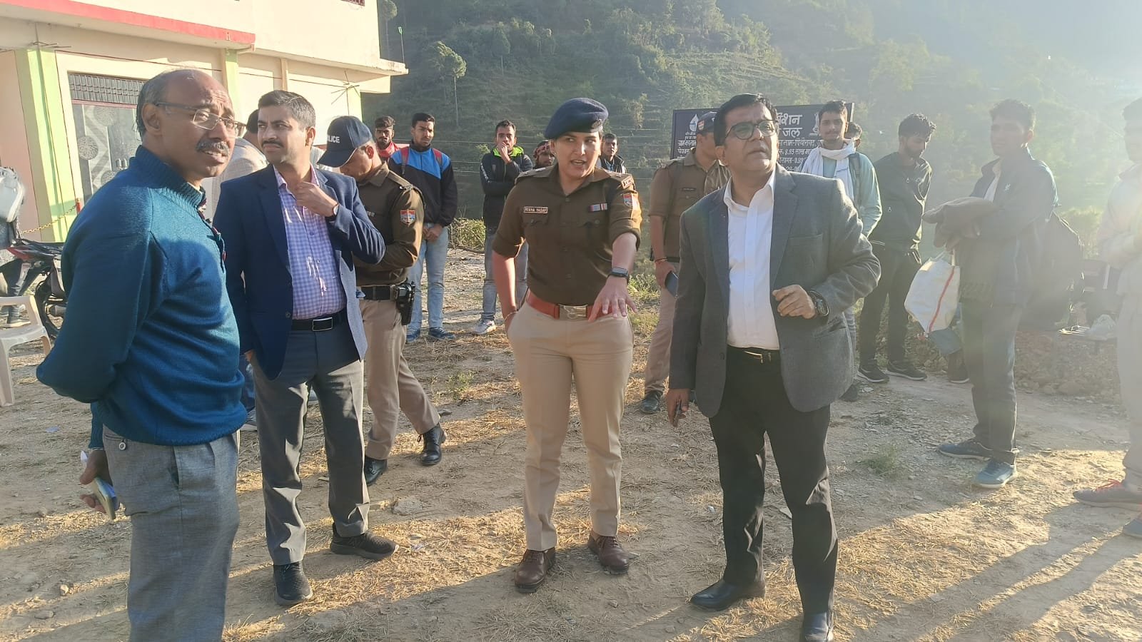 जिलाधिकारी एवं पुलिस अधीक्षक ने प्रादेशिक सेना भर्ती स्थल जाज़र देवाल में स्थलीय निरीक्षण किया