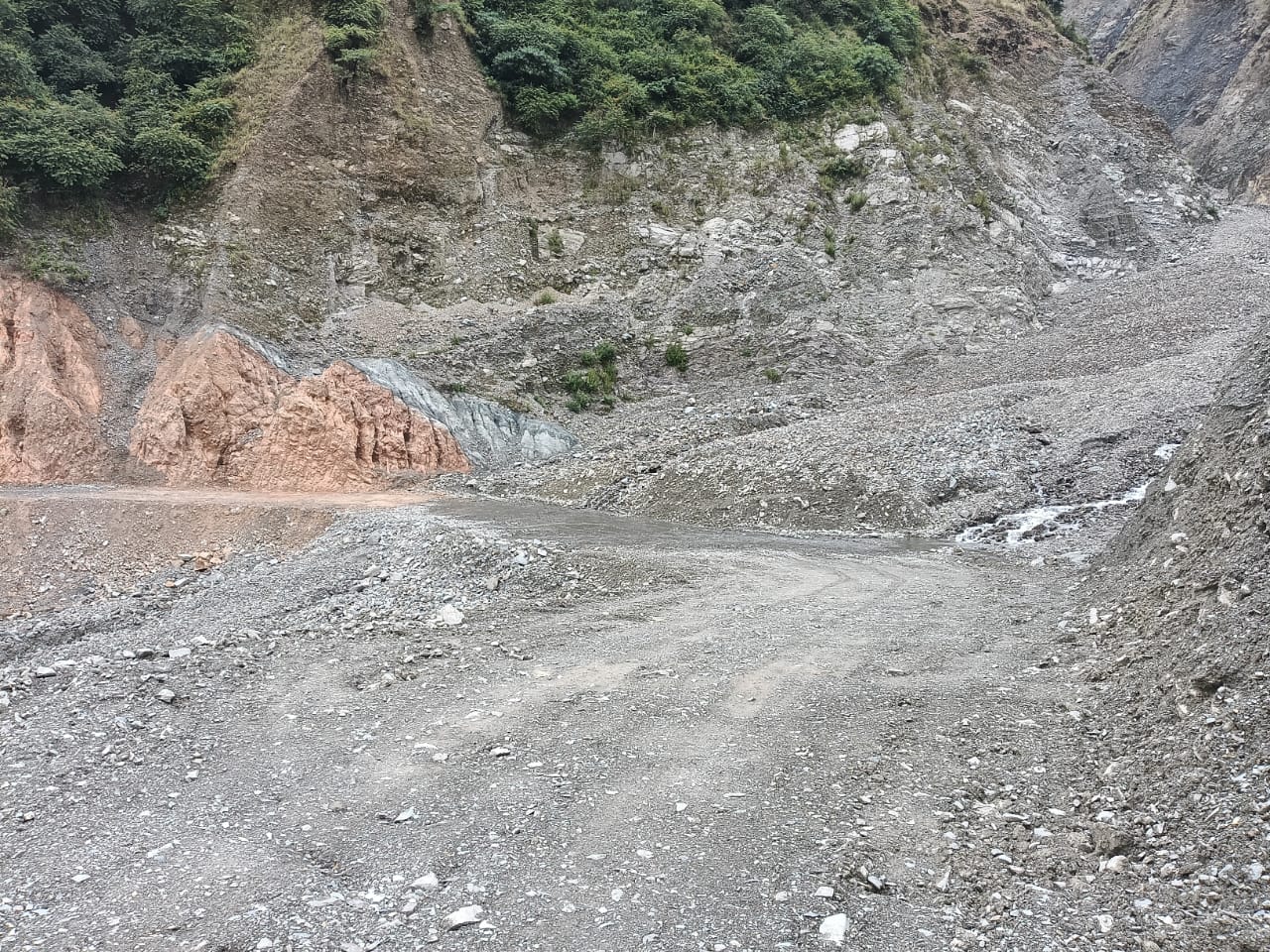 जिला प्रशासन ने बरसात थमते ही 07 दिन के भीतर आपदाग्रस्त क्षेत्र बटोली को सड़क से किया कनेक्ट; घर पहुंचने लगे वाहन 4