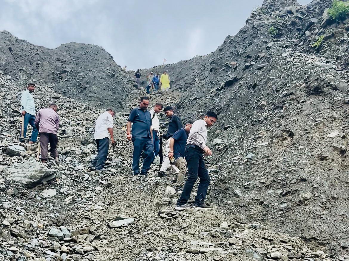 जिला प्रशासन ने बरसात थमते ही 07 दिन के भीतर आपदाग्रस्त क्षेत्र बटोली को सड़क से किया कनेक्ट; घर पहुंचने लगे वाहन 3