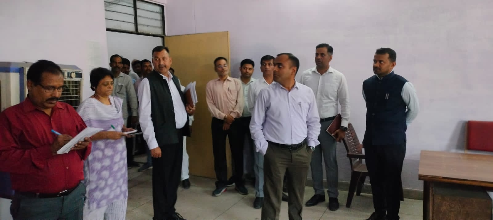 आमजनमानस की समस्याओं के त्वरित निराकरण करने अधिकारियों एवं कार्मिकों की समयबद्धता एवं शतप्रतिशत उपस्थिति सुनिश्चित कराए जाने के लिए जिलाधिकारी ने तहसील रुड़की का किया औचक निरीक्षणl 6