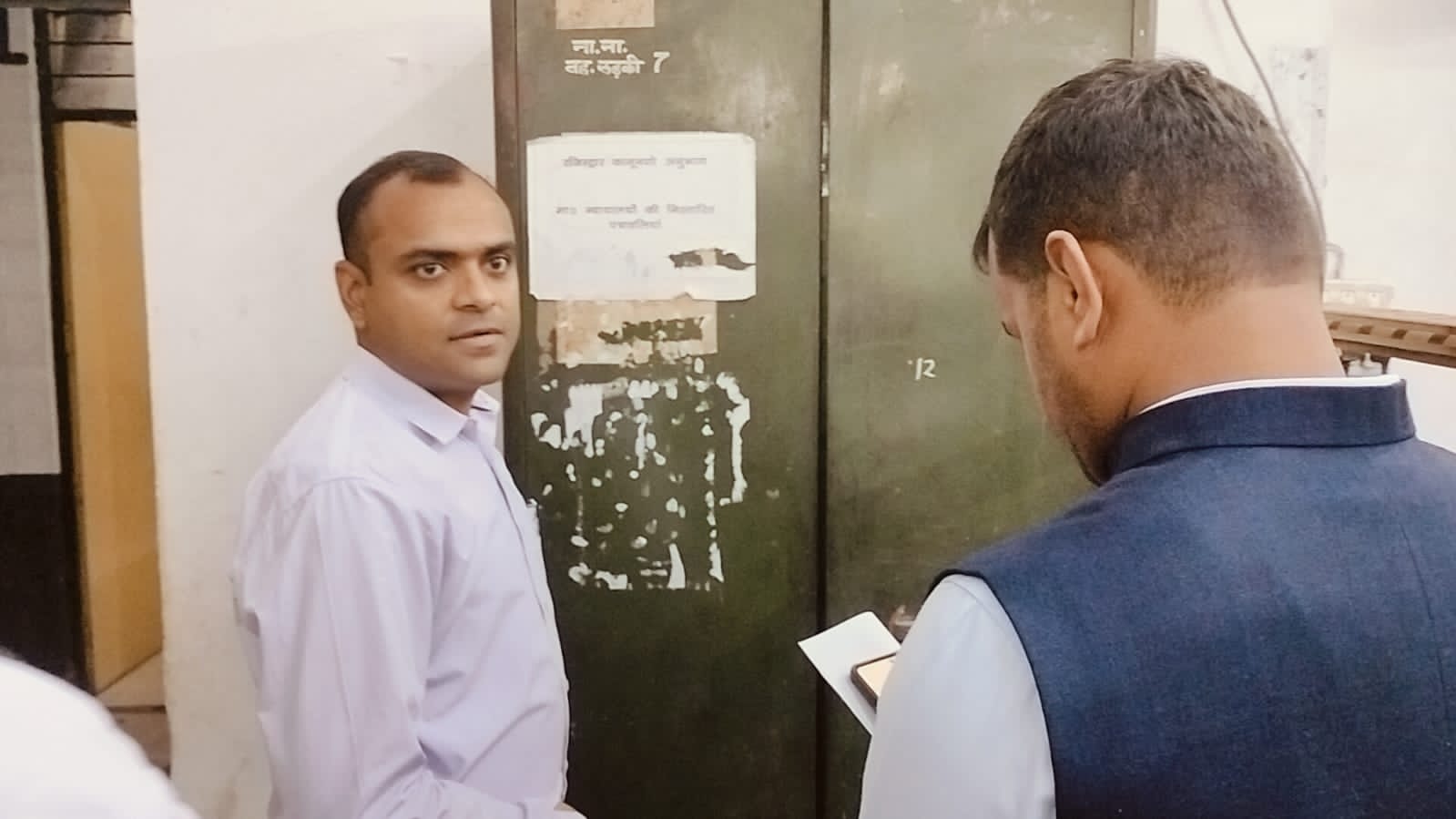 आमजनमानस की समस्याओं के त्वरित निराकरण करने अधिकारियों एवं कार्मिकों की समयबद्धता एवं शतप्रतिशत उपस्थिति सुनिश्चित कराए जाने के लिए जिलाधिकारी ने तहसील रुड़की का किया औचक निरीक्षणl 5
