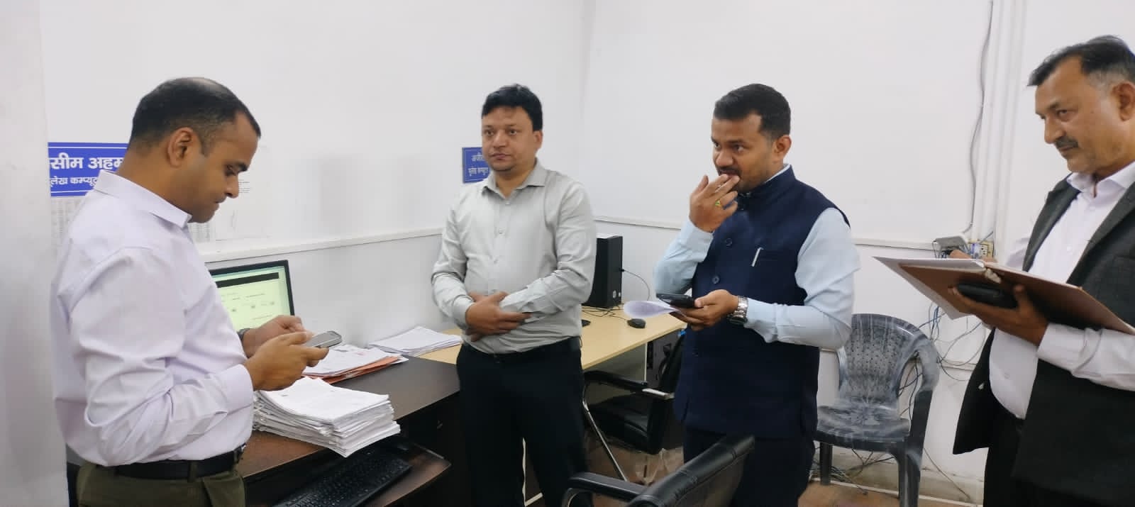 आमजनमानस की समस्याओं के त्वरित निराकरण करने अधिकारियों एवं कार्मिकों की समयबद्धता एवं शतप्रतिशत उपस्थिति सुनिश्चित कराए जाने के लिए जिलाधिकारी ने तहसील रुड़की का किया औचक निरीक्षणl 3