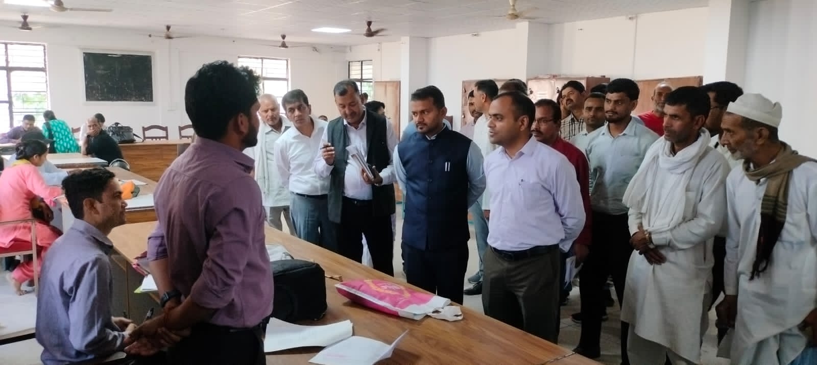 आमजनमानस की समस्याओं के त्वरित निराकरण करने अधिकारियों एवं कार्मिकों की समयबद्धता एवं शतप्रतिशत उपस्थिति सुनिश्चित कराए जाने के लिए जिलाधिकारी ने तहसील रुड़की का किया औचक निरीक्षणl 8