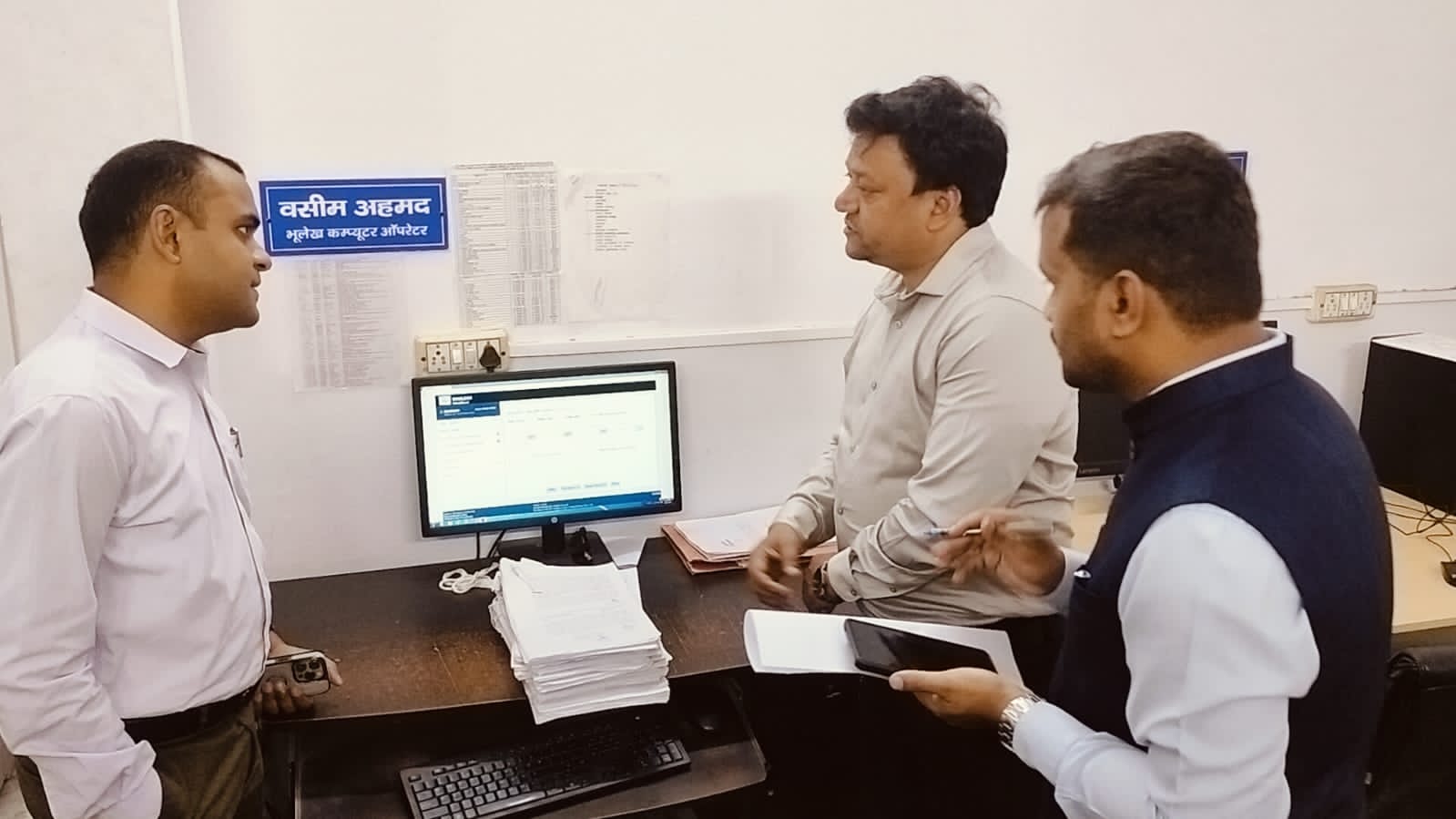आमजनमानस की समस्याओं के त्वरित निराकरण करने अधिकारियों एवं कार्मिकों की समयबद्धता एवं शतप्रतिशत उपस्थिति सुनिश्चित कराए जाने के लिए जिलाधिकारी ने तहसील रुड़की का किया औचक निरीक्षणl 2