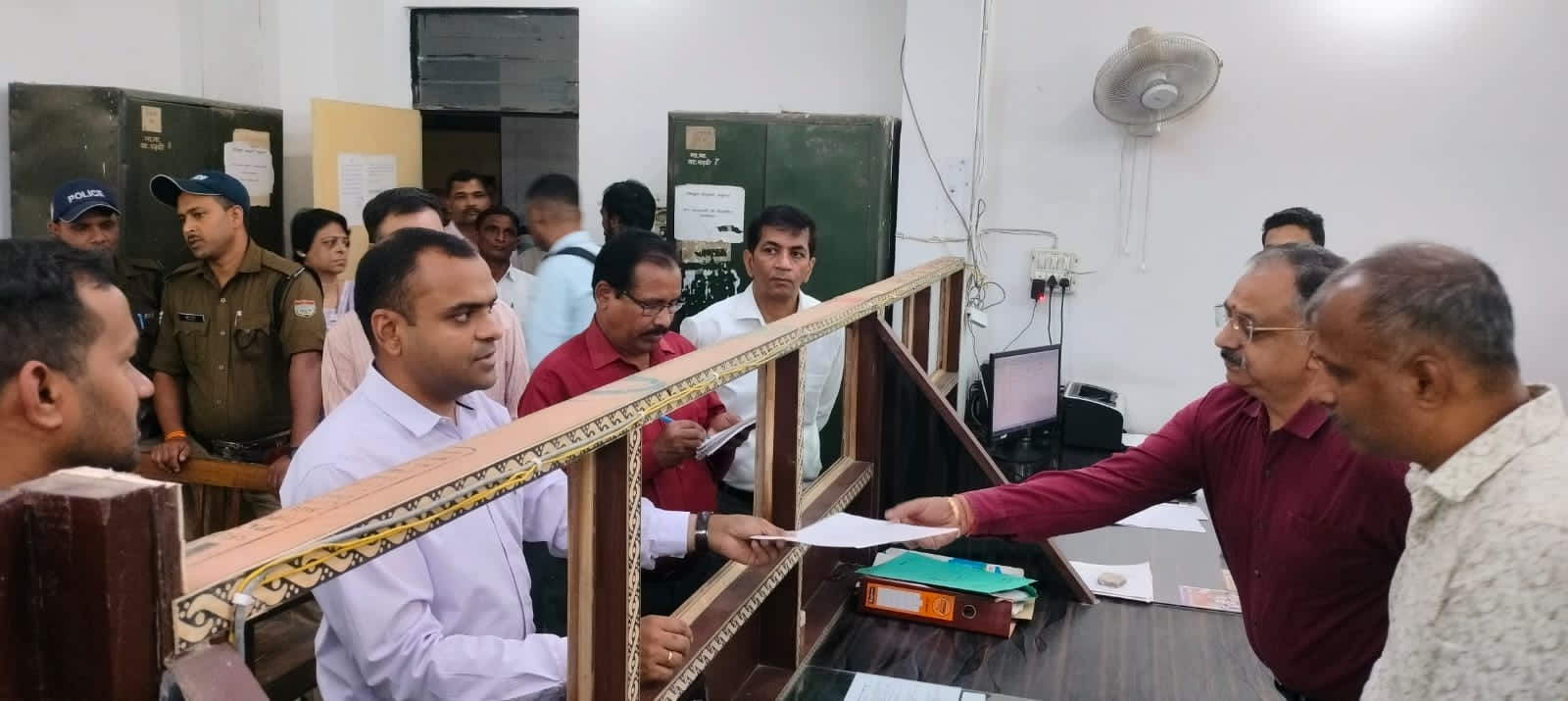 आमजनमानस की समस्याओं के त्वरित निराकरण करने अधिकारियों एवं कार्मिकों की समयबद्धता एवं शतप्रतिशत उपस्थिति सुनिश्चित कराए जाने के लिए जिलाधिकारी ने तहसील रुड़की का किया औचक निरीक्षणl 4
