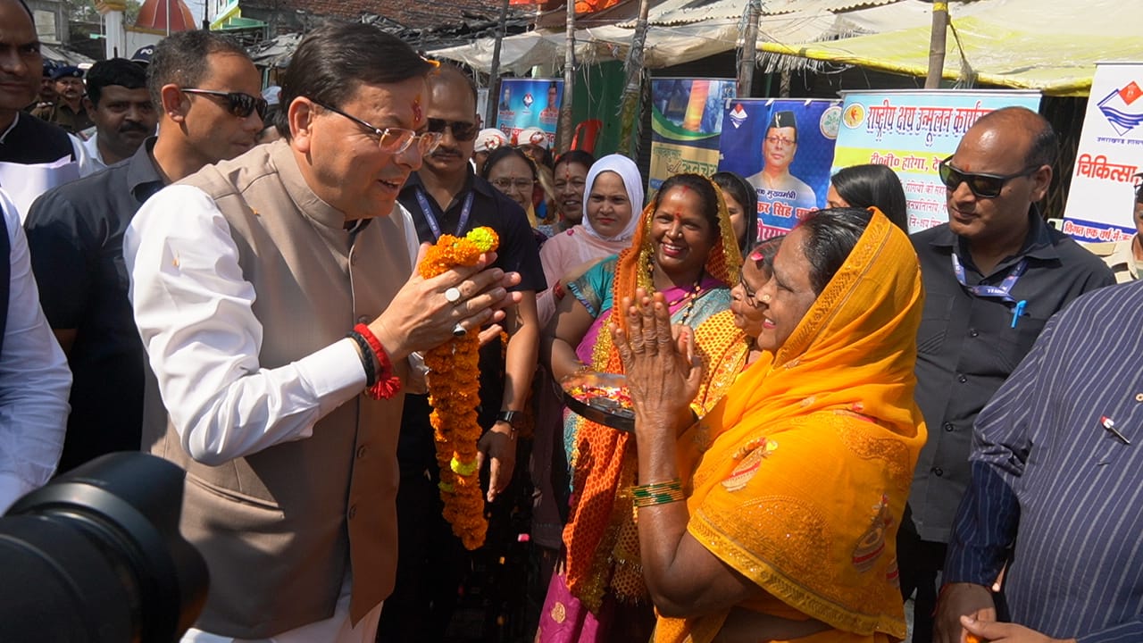 मुख्यमंत्री ने चंपावत में भैया दूज (च्यूड़ा पूजन) समारोह में किया प्रतिभाग, महिलाओं ने किया पारंपरिक पूजन 3