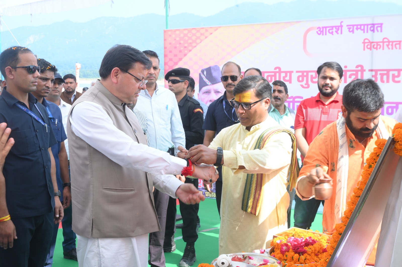 मुख्यमंत्री ने चंपावत में भैया दूज (च्यूड़ा पूजन) समारोह में किया प्रतिभाग, महिलाओं ने किया पारंपरिक पूजन 2