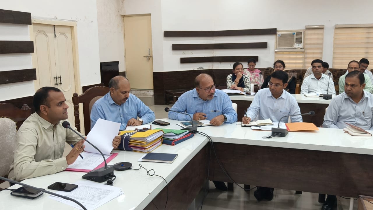 जिलाधिकारी मयूर दीक्षित ने दिए जनपद में तैनात सभी सीडीपीओ का कारण बताओ नोटिस जारी करने के निर्देश 2