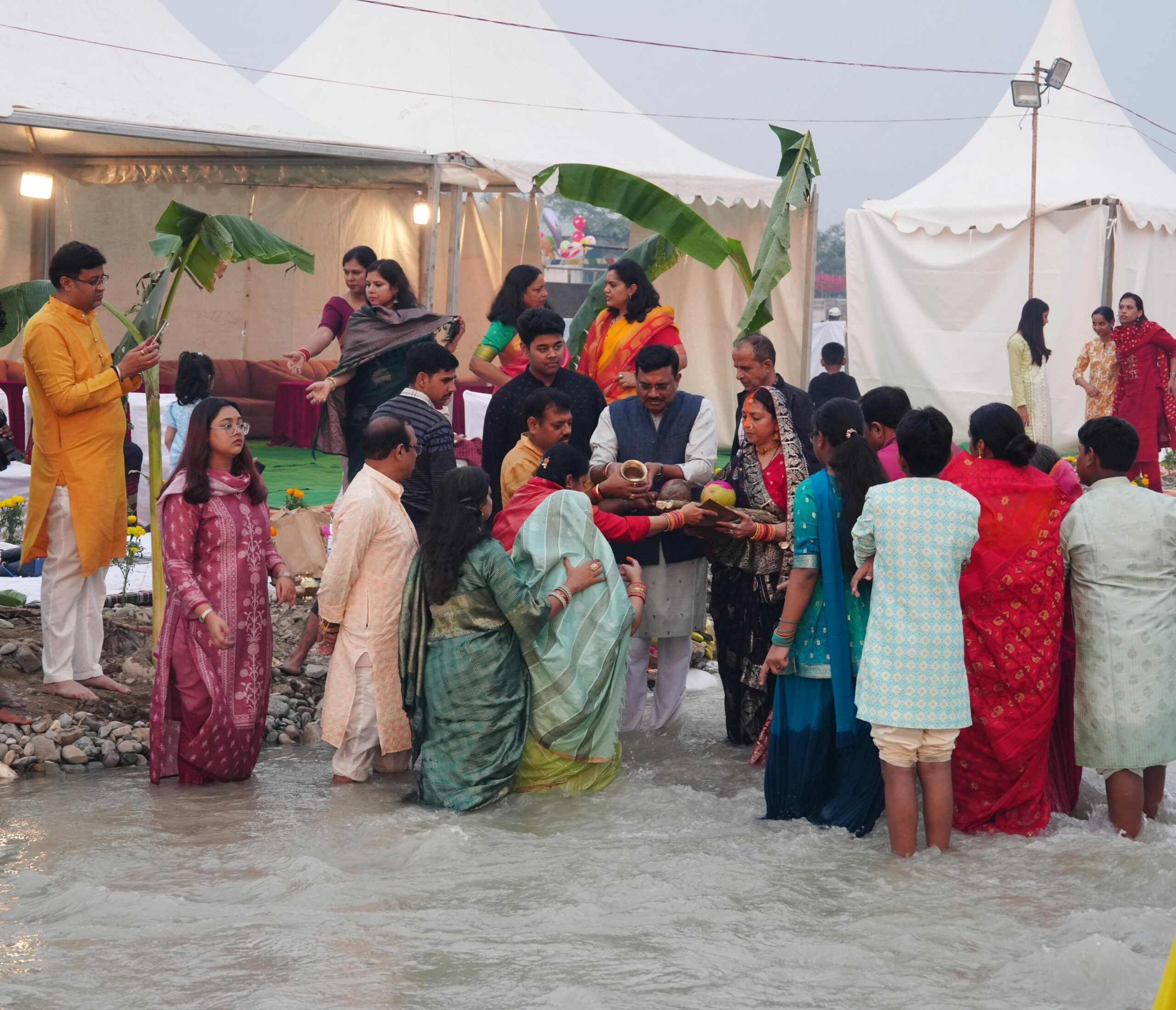 मुख्य सचिव ने अस्ताचलगामी सूर्य को अर्घ्य देते हुए सूर्यदेव एवं छठी मैया से प्रदेशवासियों के सुखी संपन्न एवं खुशहाल जीवन की कामना की 2