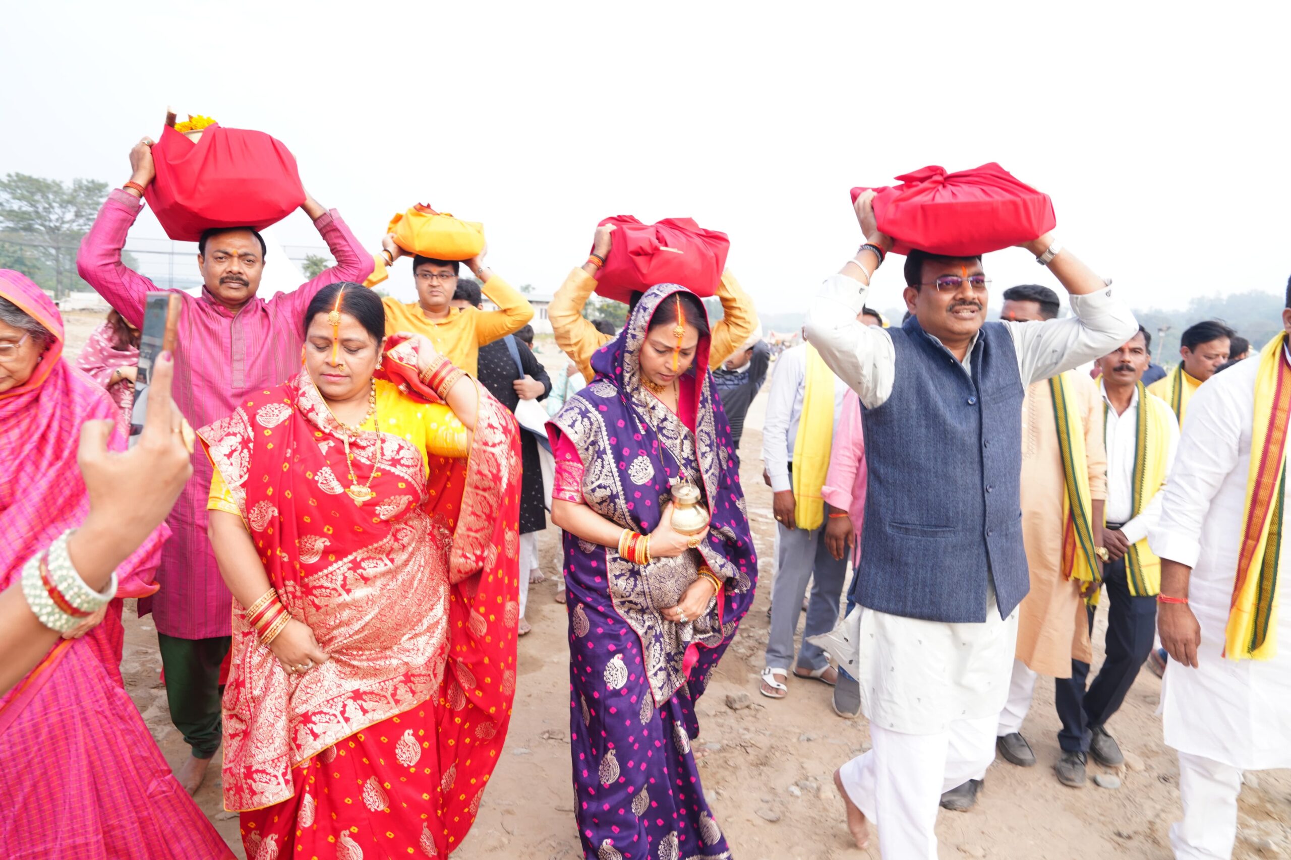 मुख्य सचिव ने अस्ताचलगामी सूर्य को अर्घ्य देते हुए सूर्यदेव एवं छठी मैया से प्रदेशवासियों के सुखी संपन्न एवं खुशहाल जीवन की कामना की 3