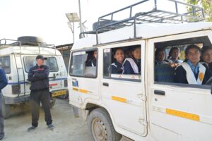 जंगली जानवरों की गतिविधियों को देखते हुए विद्यालय जाने वाले छात्रों हेतु निःशुल्क वाहन सुविधा शुरू