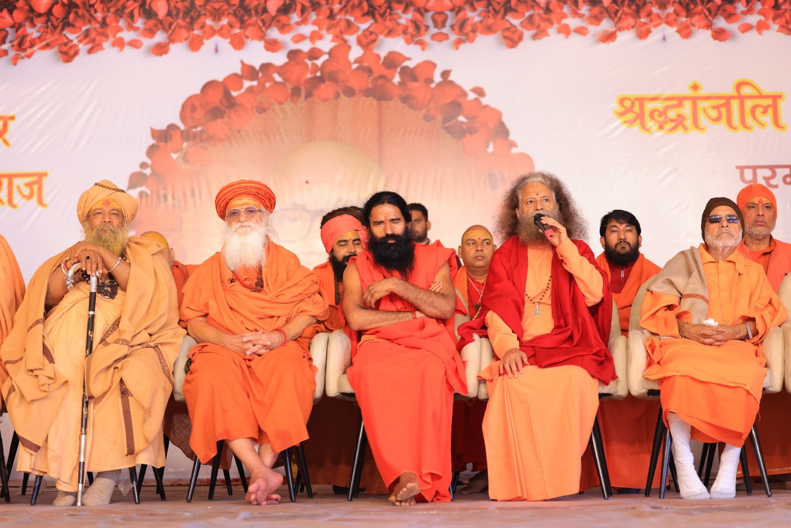 सभी पूज्य संतों, पूज्य महामण्डलेश्वरवृंद, सम्पूर्ण परमार्थ परिवार, श्री देवी सम्पद मण्डल परिवार ने शान्तिपाठ के साथ अर्पित की श्रद्धाजंलि 3