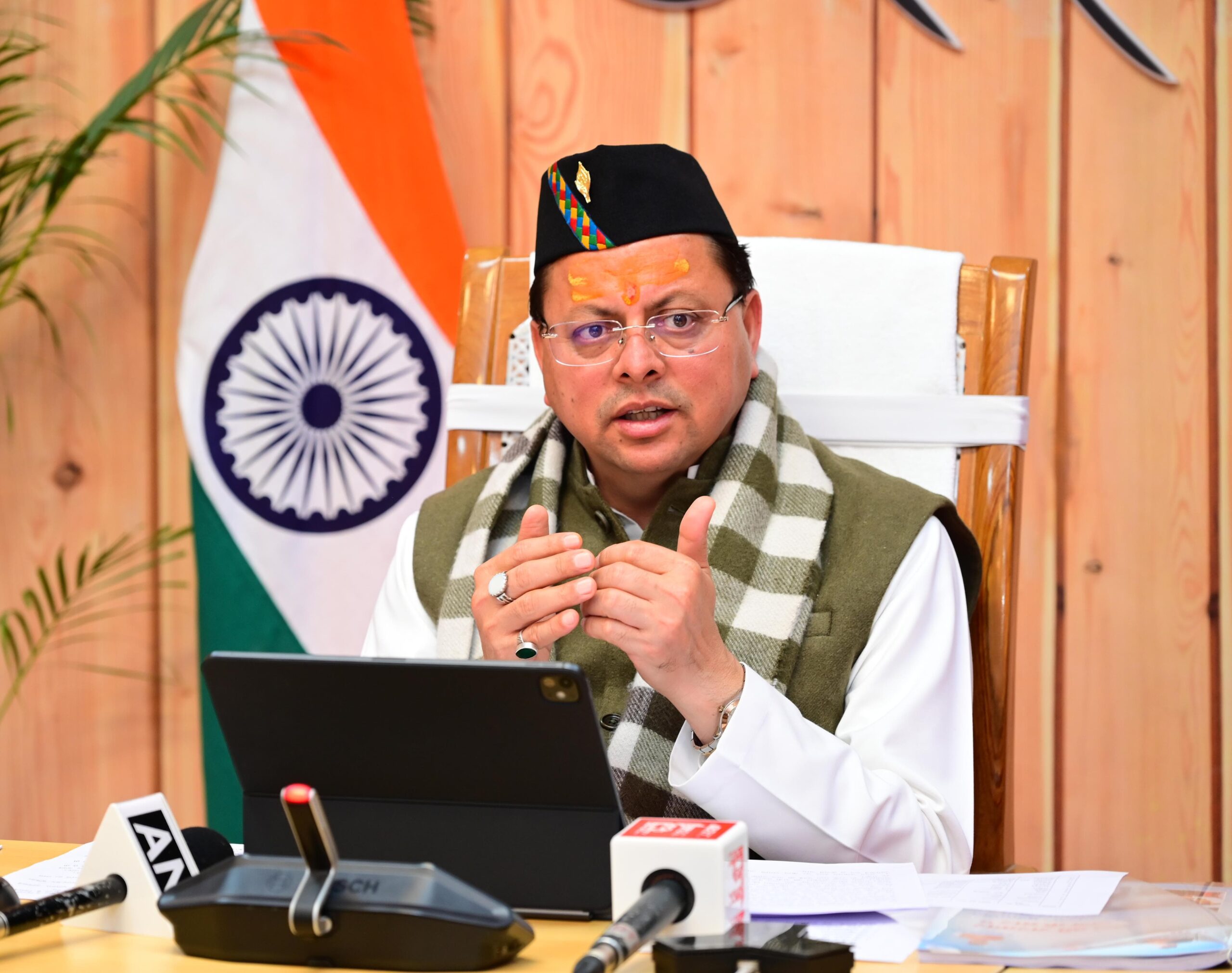 मुख्यमंत्री श्री पुष्कर सिंह धामी ने “जन-जन की सरकार, जन-जन के द्वार” कार्यक्रम की तैयारियों की समीक्षा की 2