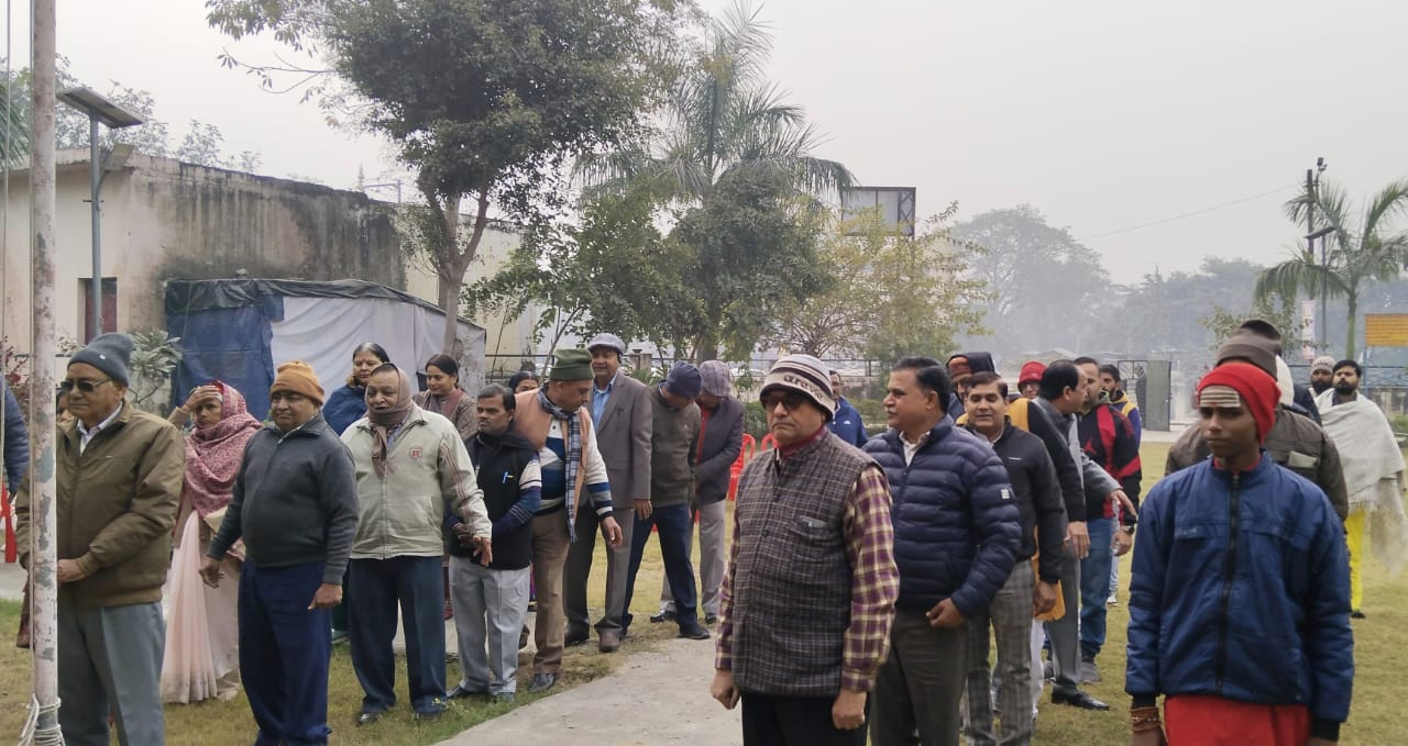 सत्यापन के लिए कड़ाके की ठंड एवं कोहरे के बीच जनपद के सभी थानों की पुलिस पहुंची गली- गली मोहल्ले- मोहल्ले 5