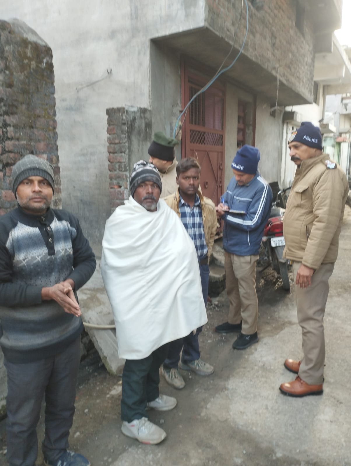 सत्यापन के लिए कड़ाके की ठंड एवं कोहरे के बीच जनपद के सभी थानों की पुलिस पहुंची गली- गली मोहल्ले- मोहल्ले 3