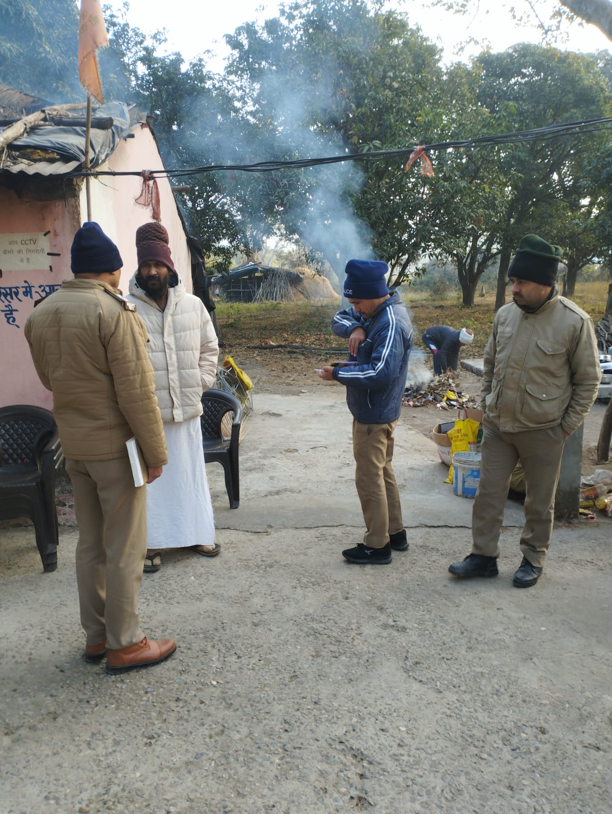 सत्यापन के लिए कड़ाके की ठंड एवं कोहरे के बीच जनपद के सभी थानों की पुलिस पहुंची गली- गली मोहल्ले- मोहल्ले 4