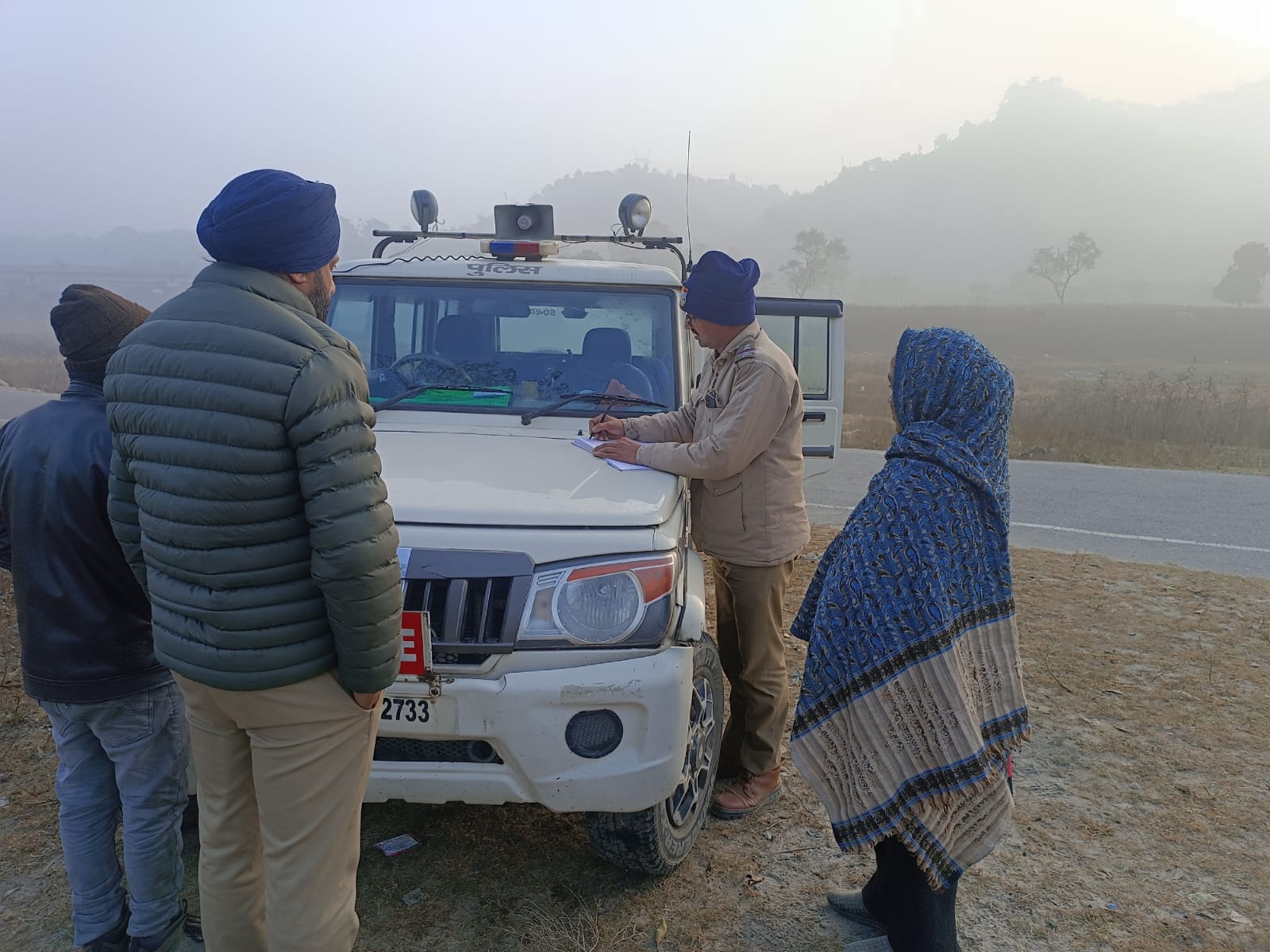 सत्यापन के लिए कड़ाके की ठंड एवं कोहरे के बीच जनपद के सभी थानों की पुलिस पहुंची गली- गली मोहल्ले- मोहल्ले 2