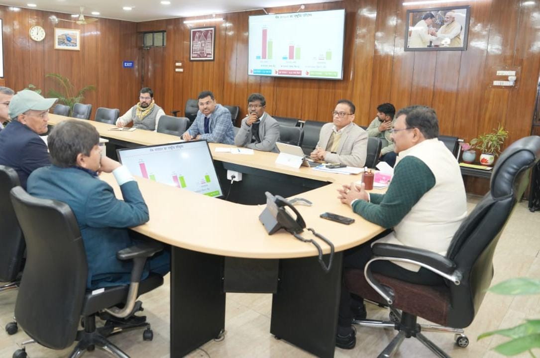 मुख्य सचिव की अध्यक्षता में सेब की अति सघन बागवानी योजना सम्बन्ध में शासन में उच्चाधिकारियों के साथ बैठक हुई 3