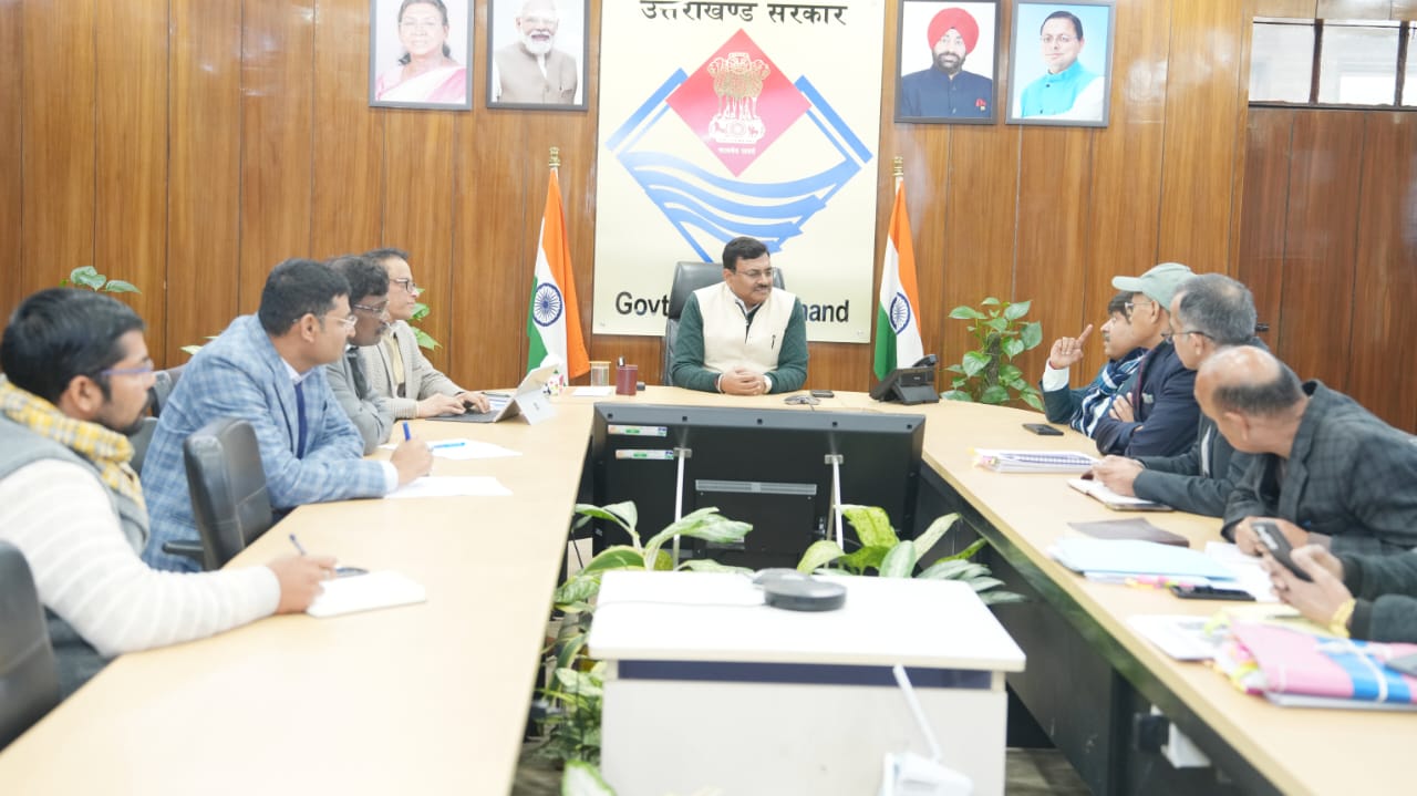 मुख्य सचिव की अध्यक्षता में सेब की अति सघन बागवानी योजना सम्बन्ध में शासन में उच्चाधिकारियों के साथ बैठक हुई 4