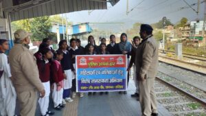 पुलिस अधीक्षक रेलवे उत्तराखंड सुश्री अरुणा भारती के नेतृत्व में जीआरपी उत्तराखंड द्वारा चलाया गया *पुलिस आपके द्वार अभियान