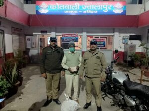 50 पव्वे देशी शराब के साथ नशा तस्कर गिरफ्तार