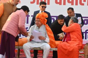 नीलाधारा गंगा तट पर खाट पर चौपाल लगाकर मुख्यमंत्री ने सुनी ग्रामीणों की समस्या