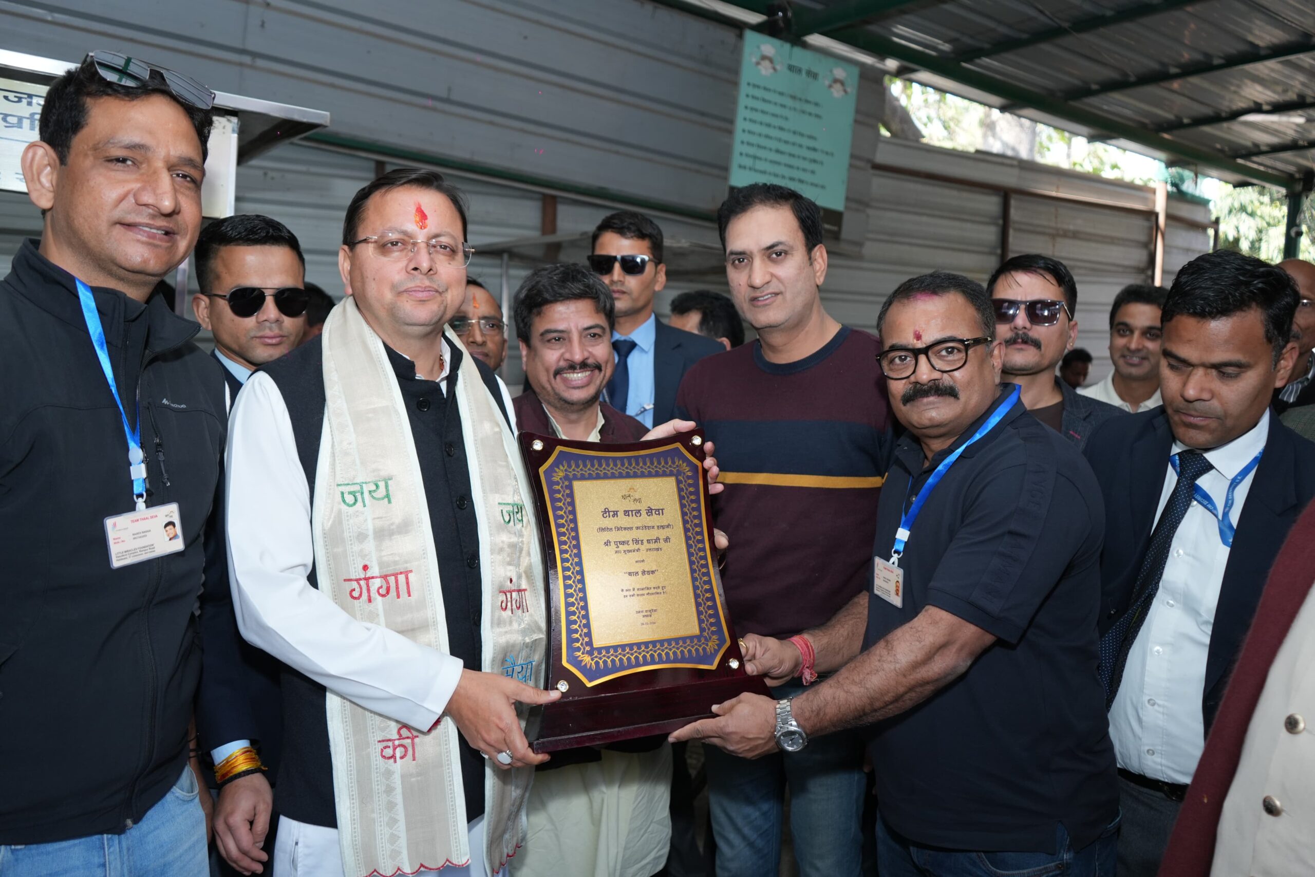 हल्द्वानी में थाल सेवा में शामिल हुए मुख्यमंत्री धामी, जरूरतमंदों को स्वयं परोसा भोजन 3