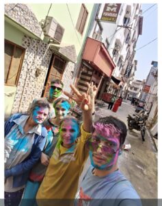 देशभर में आज धूमधाम से रंगो का त्योहार होली मनाया गया