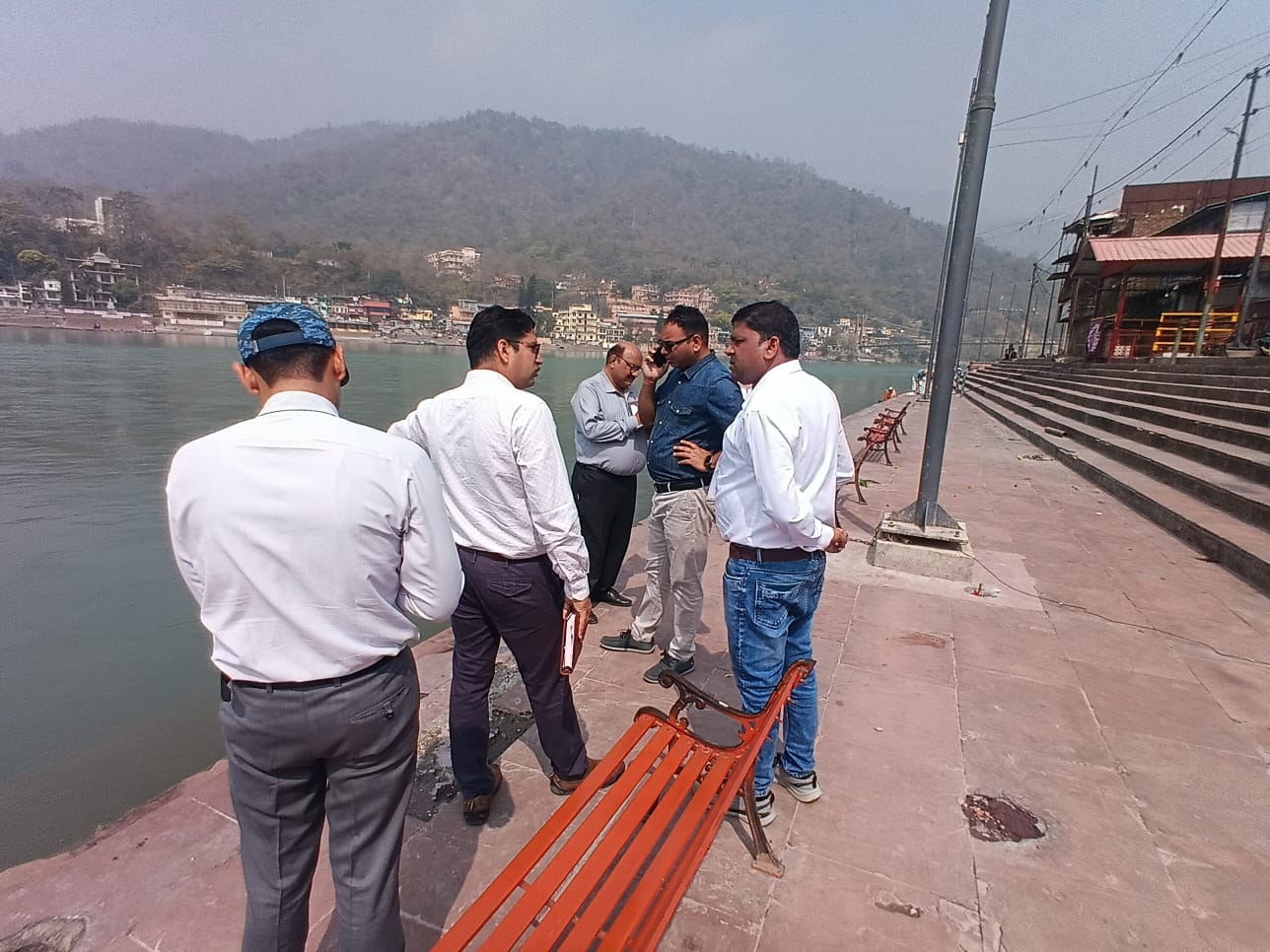 कुंभ मेले की तैयारियां तेज : अपर मेलाधिकारी ने स्वर्गाश्रम क्षेत्र के 16 घाटों का किया निरीक्षण 4