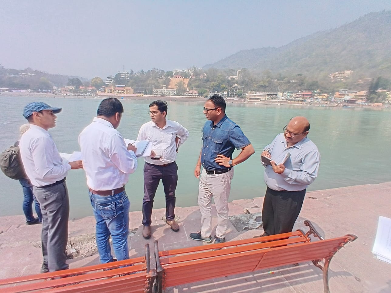 कुंभ मेले की तैयारियां तेज : अपर मेलाधिकारी ने स्वर्गाश्रम क्षेत्र के 16 घाटों का किया निरीक्षण 3