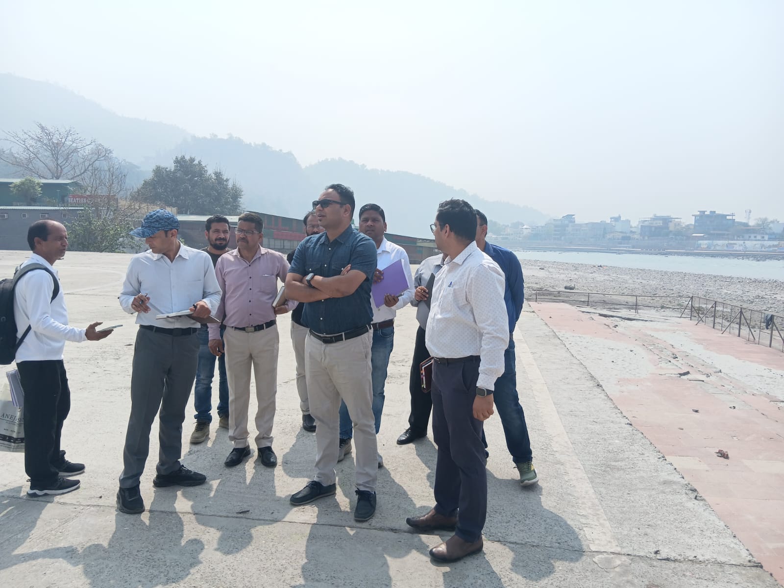 कुंभ मेले की तैयारियां तेज : अपर मेलाधिकारी ने स्वर्गाश्रम क्षेत्र के 16 घाटों का किया निरीक्षण 2