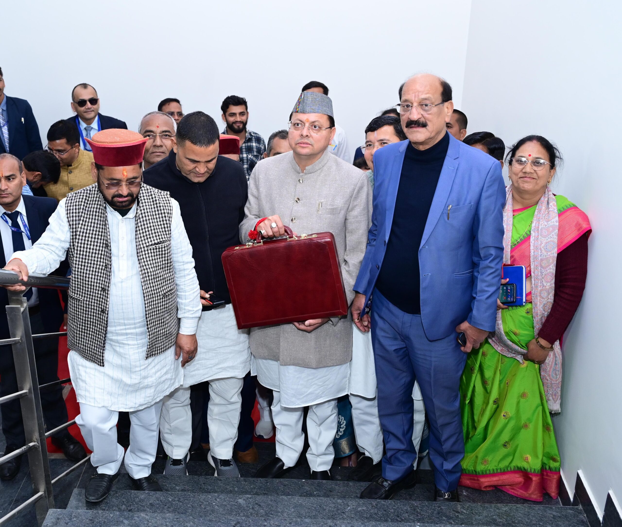 भराड़ीसैंण (गैरसैंण) विधानसभा में वित्तीय वर्ष 2026-2027 का बजट प्रस्तुत करने के लिए प्रस्थान करते हुए मुख्यमंत्री श्री पुष्कर सिंह धामी 3