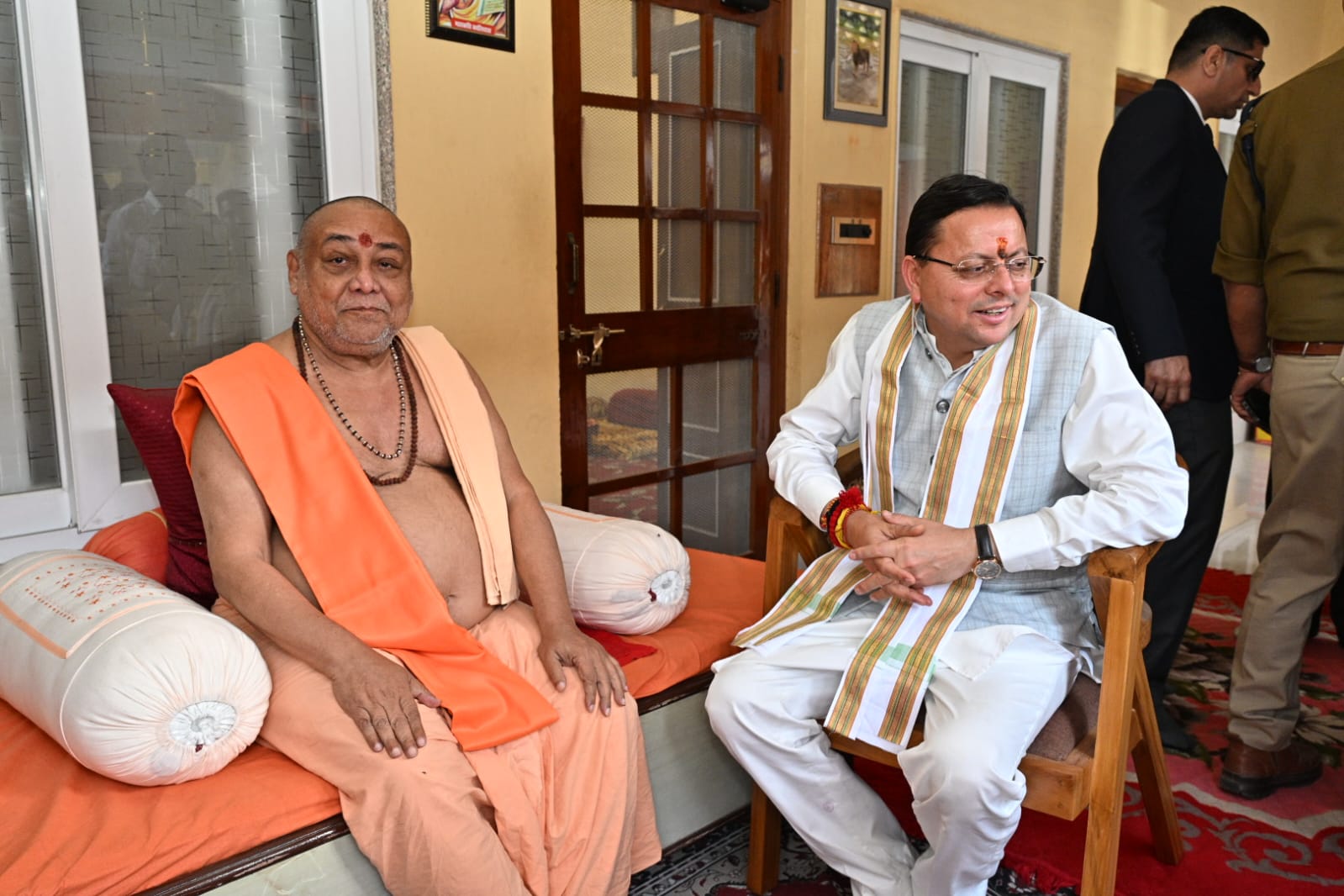 मुख्यमंत्री हरिद्वार के कनखल स्थित जगतगुरु आश्रम पहुंचकर शिष्टाचार भेंट की 3