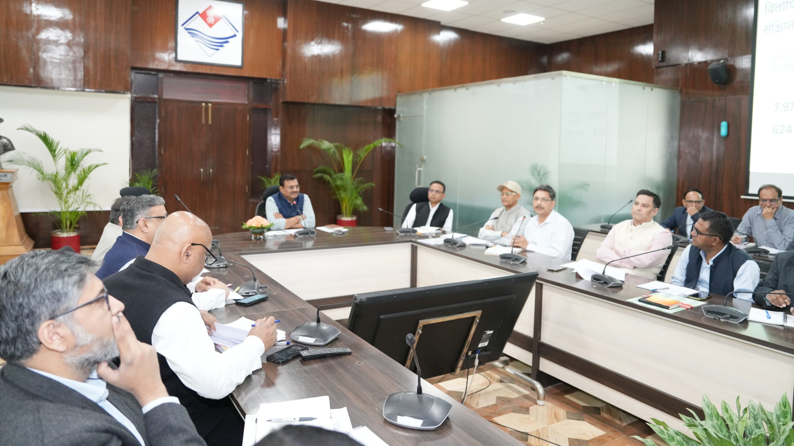 मुख्यमंत्री घोषणाओं के कार्यों को शीघ्र पूर्ण करें, लंबित परियोजनाओं पर 15 दिन में निर्णय लें : मुख्य सचिव 2