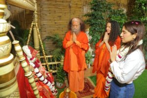 परमार्थ निकेतन गंगा तट पर अभिनेत्री भूमि पेडनेकर का भावपूर्ण आध्यात्मिक अनुभव