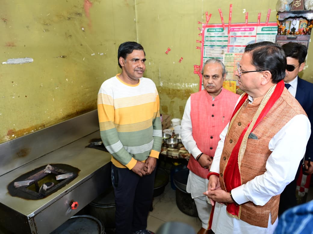 मुख्यमंत्री पुष्कर सिंह धामी ने रेस्टोरेंट में पहुंच लिया गैस आपूर्ति का जायजा