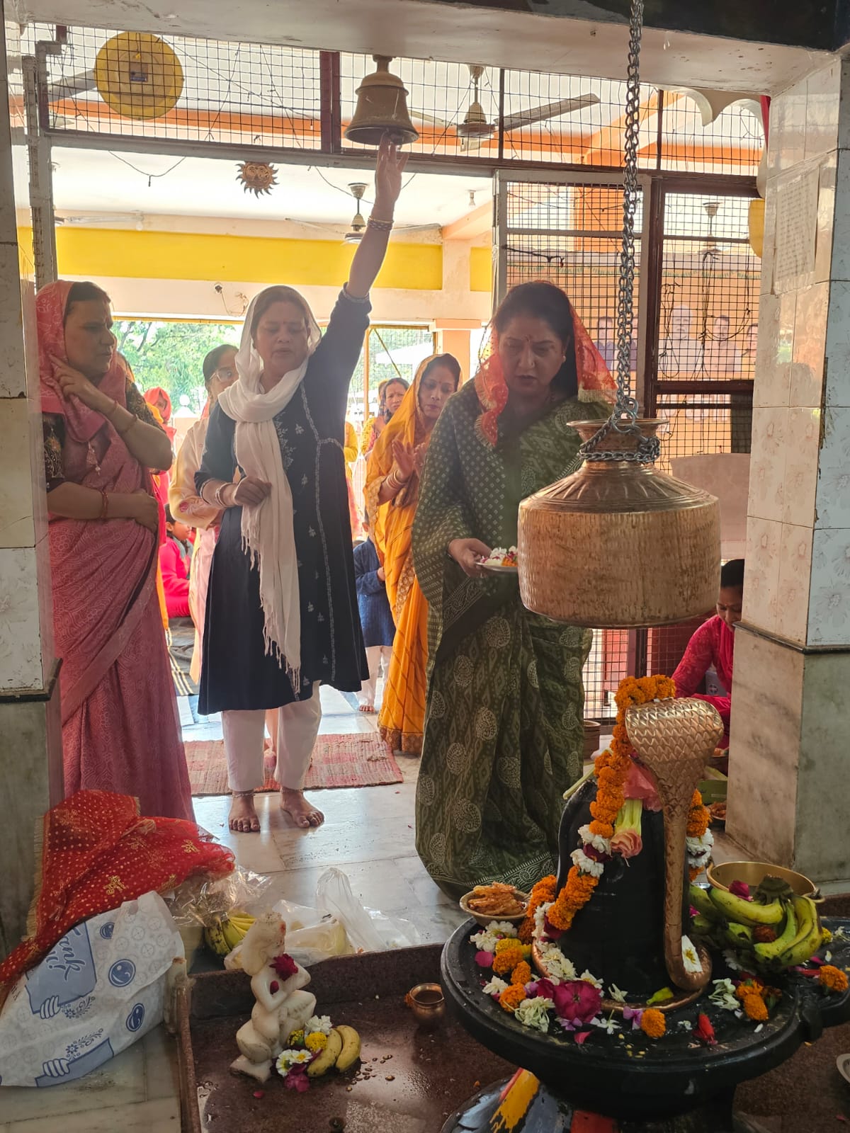 नवरात्रि पर गीता आश्रम के शिव मंदिर में स्थानीय मातृशक्ति द्वारा भजन संकीर्तन कन्या पूजन का आयोजन किया गया 3