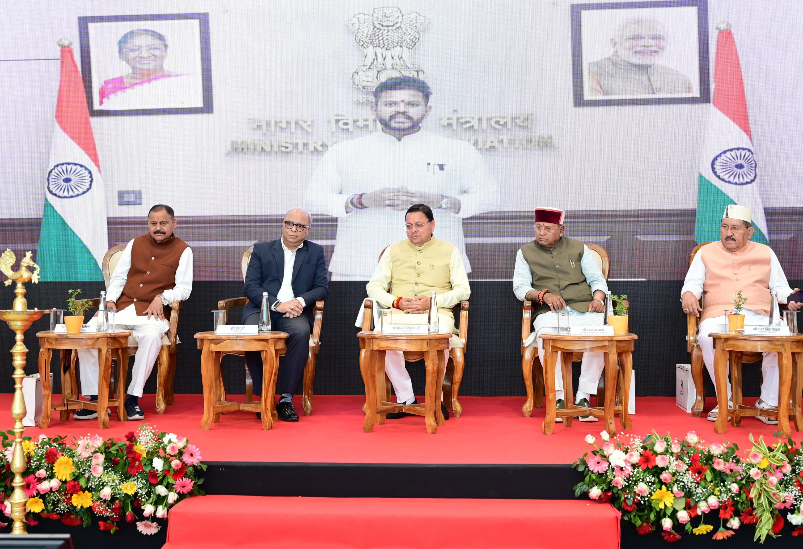 मुख्यमंत्री ने किया देहरादून – पिथौरागढ़ विमान सेवा का शुभारंभ 2