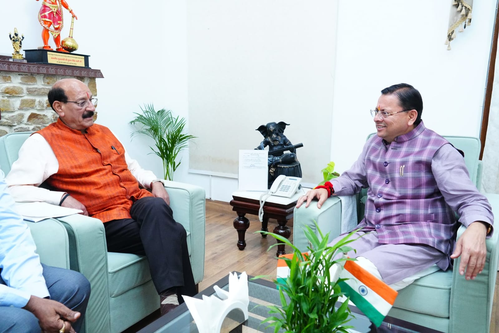 मुख्यमंत्री श्री पुष्कर सिंह धामी से मुख्यमंत्री आवास पर कैबिनेट मंत्री श्री सुबोध उनियाल ने शिष्टाचार भेंट की