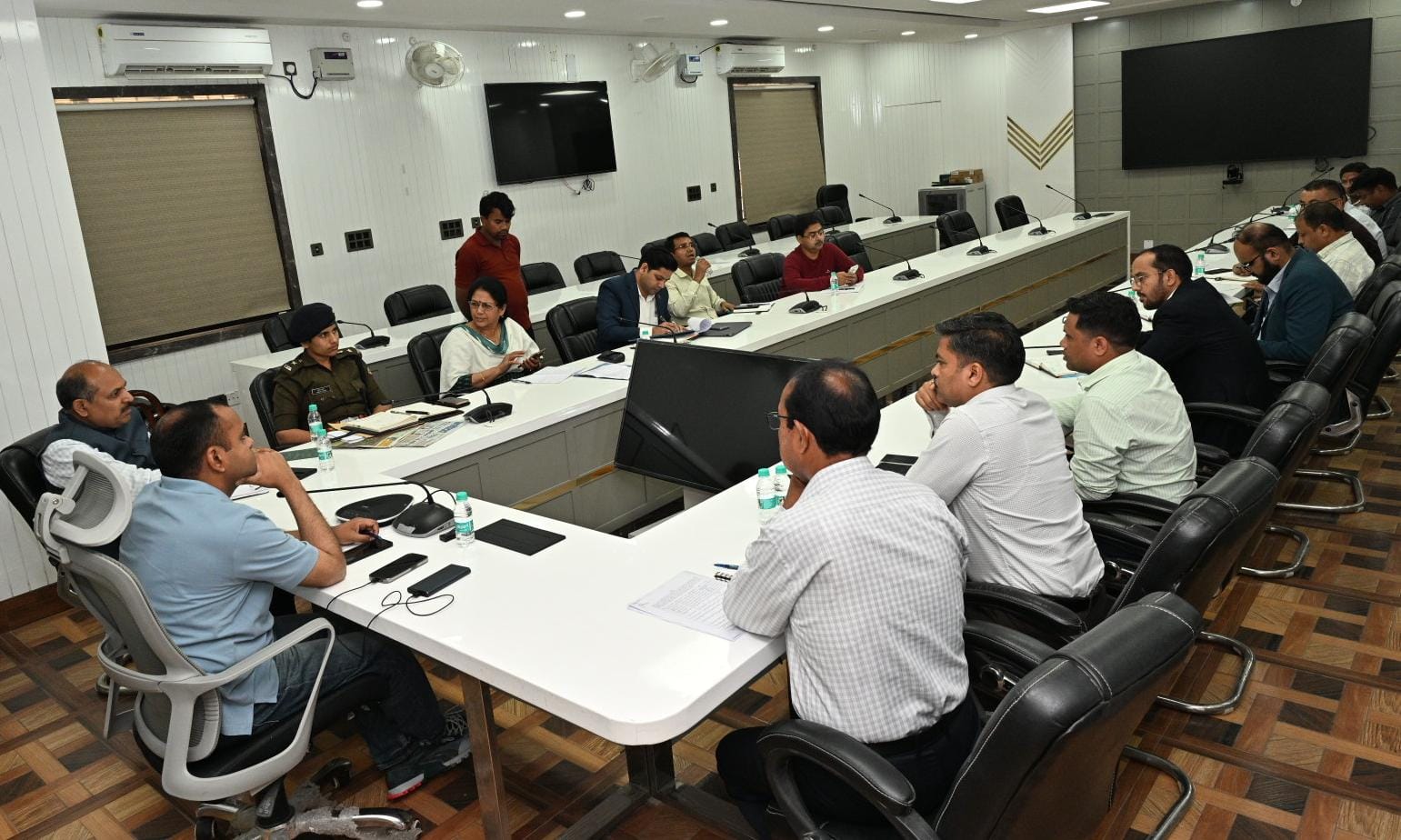 जनपद में एलपीजी गैस आपूर्ति को लेकर जिलाधिकारी ने की संबंधित अधिकारियों के साथ की आवश्यक बैठक 3