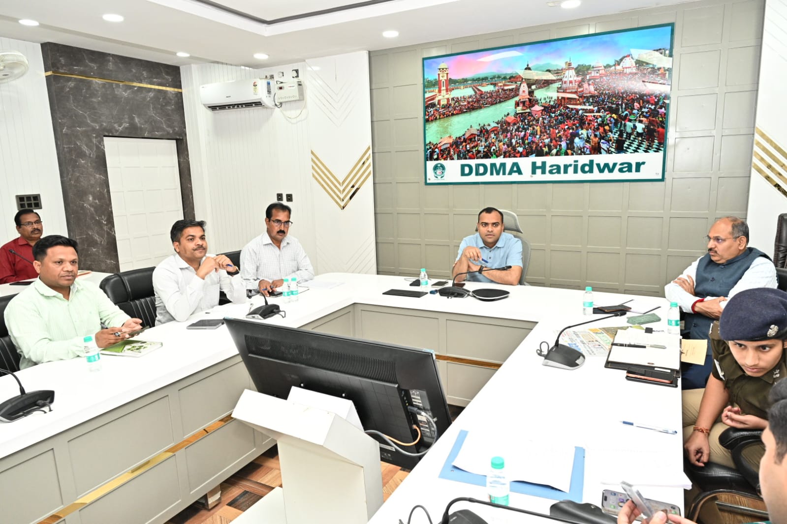 जनपद में एलपीजी गैस आपूर्ति को लेकर जिलाधिकारी ने की संबंधित अधिकारियों के साथ की आवश्यक बैठक 6