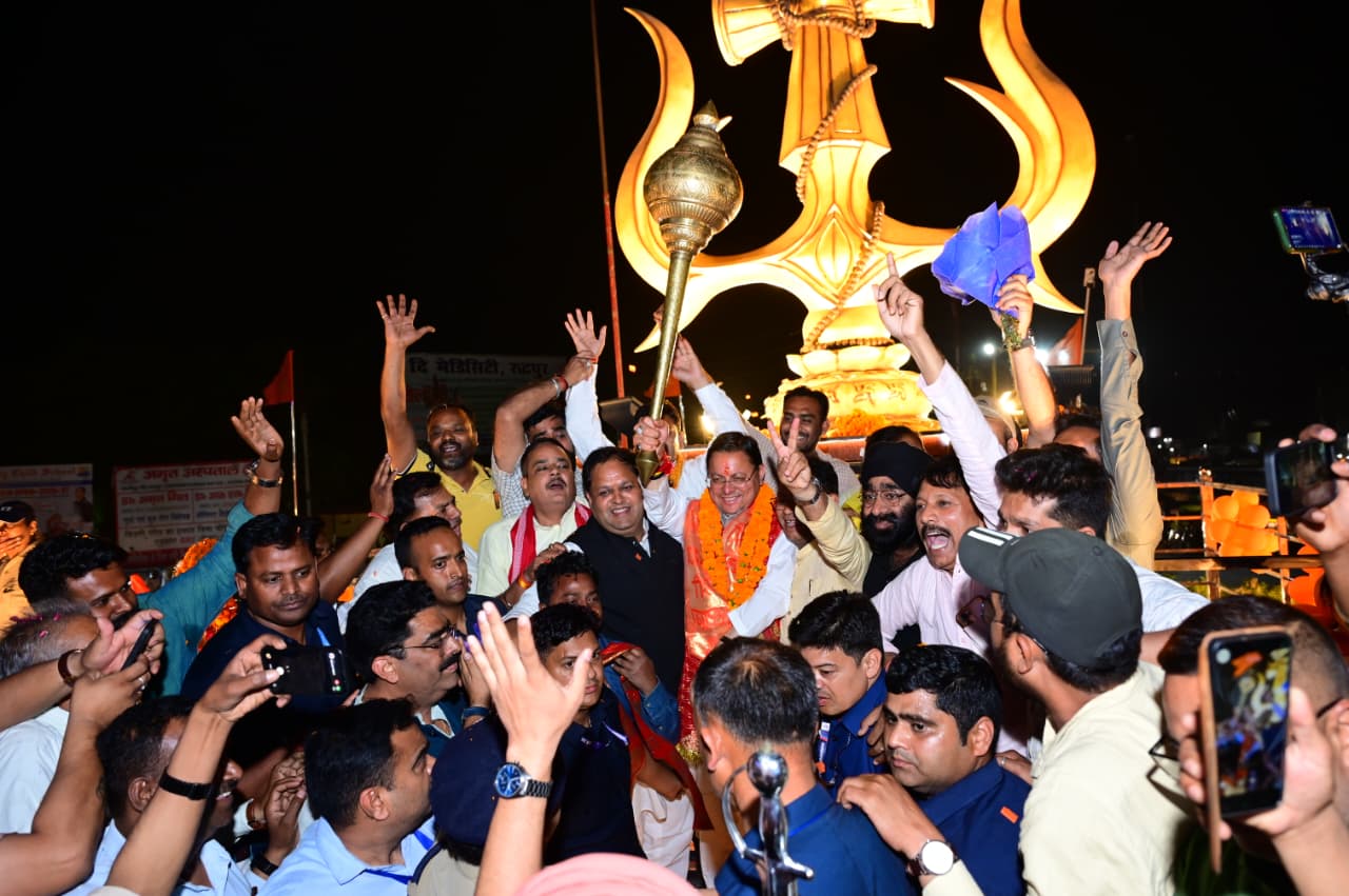 बुलडोजर से भी हुआ भव्य स्वागत, सड़कों पर उमड़ा जनसैलाब 18