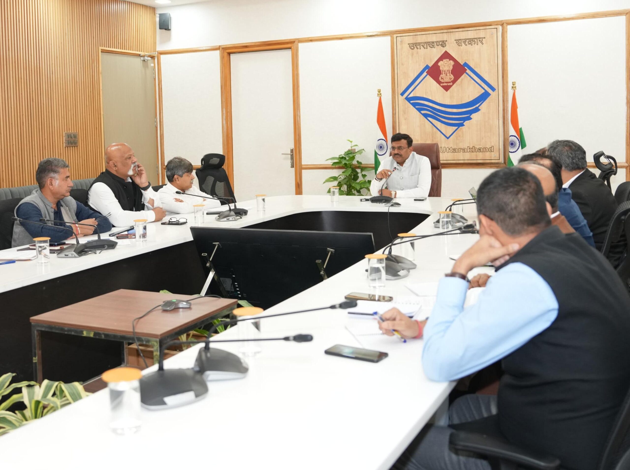 मुख्य सचिव की अध्यक्षता मे सचिवालय में जिलाधिकारियों के साथ बैठक आयोजित हुई 2