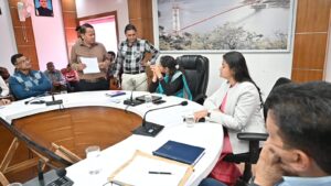 जिलाधिकारी नितिका खण्डेलवाल की अध्यक्षता में कलेक्ट्रेट सभागार में जनता मिलन कार्यक्रम का आयोजन किया