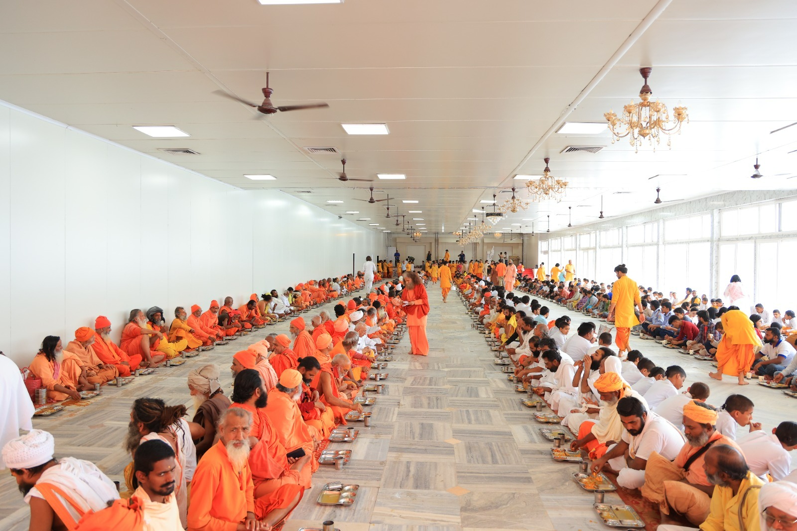 अनंत अंबानी के जन्मदिवस पर परमार्थ गंगा तट पर सेवा, संस्कार और समर्पण का दिव्य संगम 10