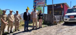 01 टेम्पो ट्रेवलर के ऊपर पहाड सेब बोल्डर गिरने से दुर्घनाग्रस्त