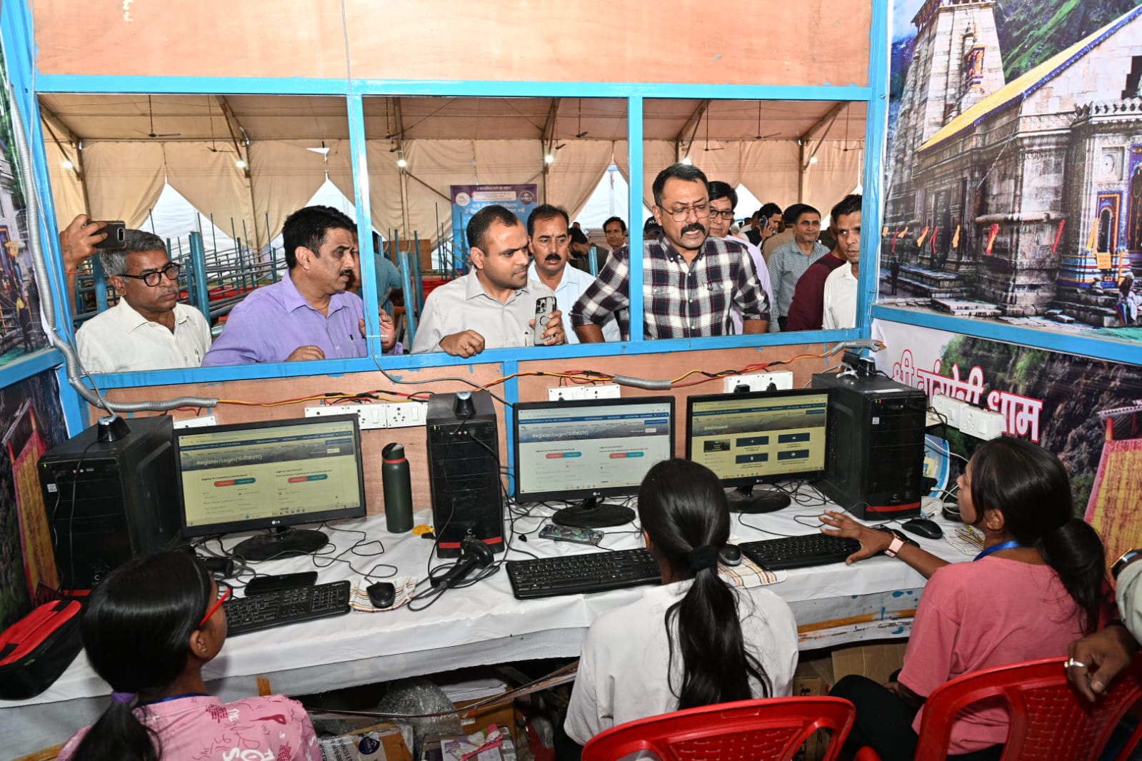 चार धाम यात्रा: यात्री पंजीकरण केंद्र का जिलाधिकारी एवं वरिष्ठ पुलिस अधीक्षक ने निरीक्षण कर तैयारी एवं व्यवस्थाओं का लिया जायजा 5