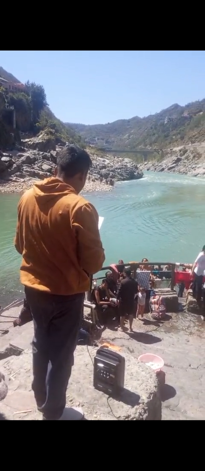 टिहरी बांध से पानी छोड़े जाने के कारण देवप्रयाग में भागीरथी के किनारे सभी को जलस्तर बढ़ा