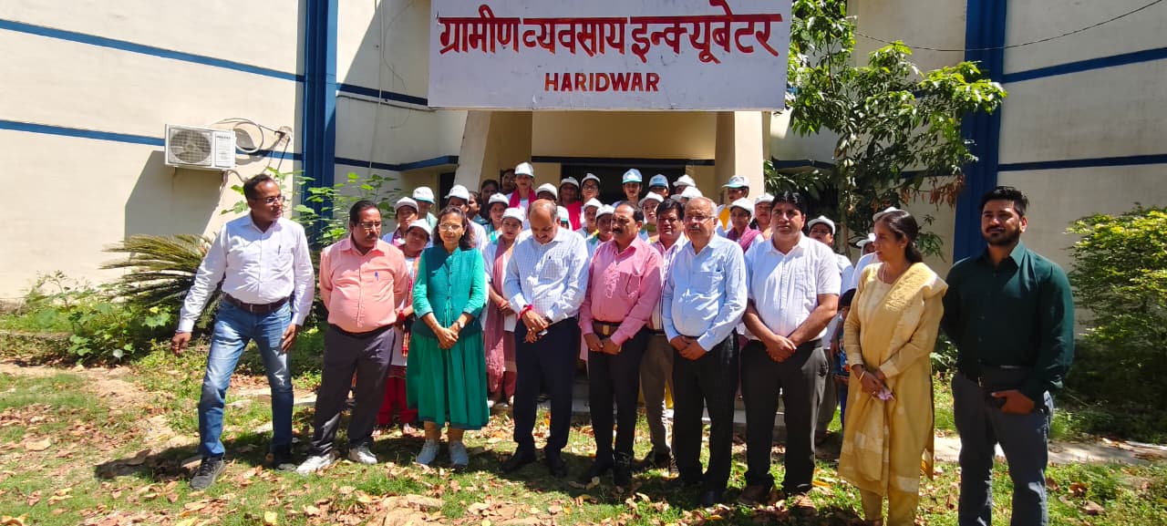 जनपद की महिला समूह को आत्मनिर्भर बनाने की दिशा में जिला प्रशासन की नई पहल 4