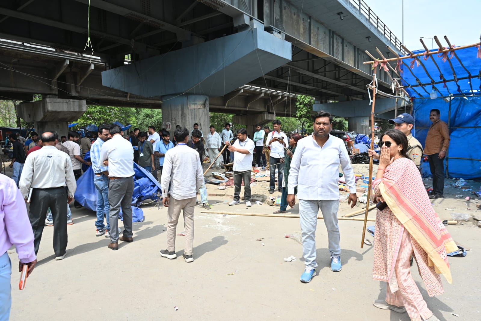 जिलाधिकारी मयूर दीक्षित के निर्देशन में अवैध अतिक्रमणकरियों पर चला प्रशासन का पीला पंजा 10